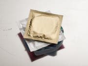 Alle Franzosen können sich künftig Schachteln mit sechs, zwölf oder 24 Präservativen bei einer Apotheke abholen. (Bild: Keystone/CHRISTIAN BEUTLER)