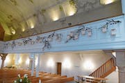 Die Nistkästen in der reformierten Kirche – sie funktionieren wie ein Adventskalender. In jedem Kasten findet sich ein Geschenk. (Bild: PD)