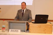 Gemeindepräsident Werner Minder leitet in Hohentannen erstmals die Gemeindeversammlung. (Bild: Christof Lampart)