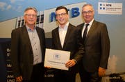 Präsident Karl-Heinz Oehri, Preisträger Nicolas Allenspach, Rektor Lothar Ritter (von links). (Bild: PD)