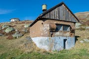 Der als Alphütte getarnte Auspuff des Stromgenerators. (Bild: Christof Hirtler)
