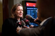 Die Urner Bundesratskandidatin Heidi Zgraggen (CVP) spricht mit Journalisten nach dem Hearing bei der Grüne-Fraktion. (KEYSTONE/Anthony Anex, Bern, 27. November 2018)