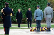 Mehr als eine symbolhafte Geste: Angela Merkel und Emmanuel Macron beim Weltkrieg-Gedenken in Paris.