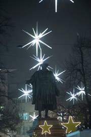 Das Vadian-Denkmal inmitten der Weihnachtsbeleuchtung. (Bild: Ralph Ribi)
