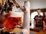 Schweizer Brauereien behaupten sich gegen die Konkurrenz aus dem Ausland: Inzwischen stammen drei von vier Bieren, die in der Schweiz getrunken werden, von einheimischen Brauern. (Bild: KEYSTONE/AP/KIRSTY WIGGLESWORTH)