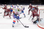 Der frühere NHL-Star Pawel Dazjuk (am Puck) bringt im Zürcher Hallenstadion die Verteidigung von Dinamo Riga in Bedrängnis. (KEYSTONE/Ennio Leanza)