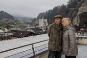 Wehren sich gegen den Neubau des alten Betonwerks (im Hintergrund): Alain Gabriel und Elisabeth Zingg. (Bild: Nadia Schärli, Wolhusen 26. November 2018)