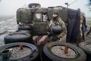 Ein ukrainischer Soldat hält die Stellung an einem Checkpoint in Berdyansk in der Ost-Ukraine. (AP Photo/Evgeniy Maloletka, 27. November 2018)