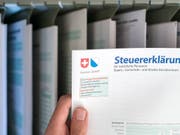 Ein VBS-Angestellter gewährte den Behörden für eine Personensicherheitsprüfung keine Einsicht in seine Steuererklärungen. (Sympolbild) (Bild: KEYSTONE/CHRISTIAN BEUTLER)