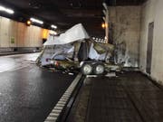 Ungebremst gegen die Tunnelwand gedonnert und vollständig zerstört worden ist dieser Anhänger im Seelisbergtunnel. (Bild: Kantonspolizei Nidwalden)