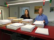 Bauverwalterin Sabrina Gohl und Gemeindepräsident Stefan Frei sichten die umfangreichen Offerten. (Bild: PD)