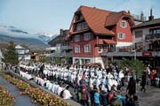 Die Trinkler laufen auf den Sachsler Dorfplatz ein. (Bilder: Corinne Glanzmann (28. November 2018))