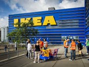 Die Onlinekonkurrenz und Investitionen für den Firmenumbau haben dem weltgrössten Möbelkonzern Ikea einen Gewinneinbruch eingebrockt. (Bild: KEYSTONE/EPA ANP/REMKO DE WAAL)