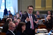 Finanzchef Benedikt Würth (stehend) bezeichnete die steigenden Ausgaben als «Sorgenkind». Bild: Regina Kühne
