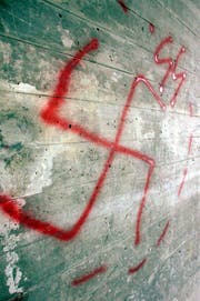 Neonazistisches Gedankengut taucht immer wieder auf. Hier Hakenkreuz-Sprayerei in St. Gallen. (Symbolbild: pd).