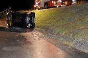 Das Fahrzeug kam auf der Seite liegend zum Stillstand. (Bild: Kantonspolizei Nidwalden, 27. November 2018)