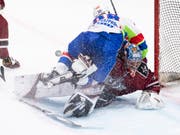 Dynamik, aber kaum Emotionen: SKA-Stürmer Alexej Bywaltsew bedrängt den lettischen Goalie Kristers Gudjevskis (Bild: KEYSTONE/ENNIO LEANZA)