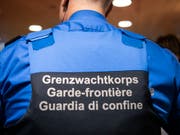 Der Nationalrat will das Grenzwachtkoprs um 44 Stellen verstärken, gegen den Willen des Bundesrates. (Bild: KEYSTONE/PATRICK HUERLIMANN)