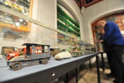 Ambulanzfahrzeuge stehen im Zentrum der Ausstellung im Historischen Museum in Altdorf. (Bild: Urs Hanhart, 27. November 2018)