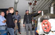 Eismeister Reto Steiner zeigt den Sponsoren die technischen Anlagen der Uzehalle. (Bilder: Philipp Stutz)