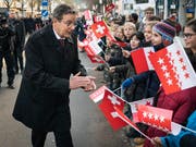 Ständeratspräsident Jean-René Fournier trifft am Mittwoch bei einem Umzug in Sitten die Bevölkerung. (Bild: Keystone/JEAN-CHRISTOPHE BOTT)