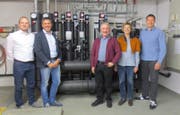 Sie sind am Fernwärme-Projekt beteiligt (von links): Christian Gisler (Geschäftsführer Heizwerk Uri AG), Martin Huber, (Geschäftsführer Stiftung Papilio), Herbert Enz und Margrit Baumann (Baukommission Stiftung Papilio), Adrian Murer (Leiter Verkauf Oeko Energie AG). (Bild: PD)