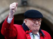 Der mittlerweile neunzigjährige französische Rechtsaussenpolitiker Jean-Marie Le Pen ist wegen homophober Äusserungen verurteilt worden. (Bild: KEYSTONE/AP/KAMIL ZIHNIOGLU)