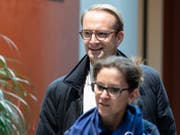 Alexandre de Senarclens, Präsident der FDP des Kantons Genf, erscheint zur Sitzung mit der FDP-Spitze im Bundeshaus. Auch Pierre Maudet hat sich entgegen ersten Absichten doch nach Bern begeben, um über das weitere Vorgehen in der Affäre um ihn teilzunehmen. (Bild: KEYSTONE/PETER SCHNEIDER)