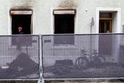 Das Mehrfamilienhaus nach dem Brand am Montag. Die Brandursache ist noch unklar. (Bild: Alexandra Wey/Keystone (26. November 2018))