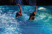 Das Publikum der traditionellen Gala-Show des SC Flös darf sich auf attraktive Wassertänze freuen. (Bild: Robert Kucera)