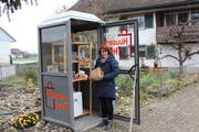 Ursi Hüther hat eine Telefonkabine gewonnen. Sie betreibt darin ihren Hofladen. (Bild: Manuela Olgiati)