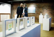 Lukas Meyer und Barbara Bachmann haben die Ausstellung in der Altstadthalle Zug organisiert. (Bild: Stefan Kaiser (27. November 2018))