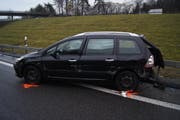 Das Unfallfahrzeug auf der Autobahn A4a. (Bild: Zuger Polizei)