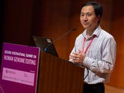 Bei seinem Auftritt an einem Genomforschungs-Kongress in Hongkong verteidigte He Jiankui seine Experimente, die zur Geburt der ersten genmanipulierten Babys führte. (Bild: KEYSTONE/EPA/ALEX HOFFORD)