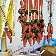 Die roten Glücksbringer von Neapel muss man sich schenken lassen. (Bild: Getty)