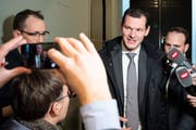 Der Genfer FDP-Regierungsrat Pierre Maudet verlässt die Sitzung mit dem Parteivorstand der FDP Schweiz im Bundeshaus in Bern. (Bild: KEYSTONE/Peter Schneider)