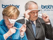 Angela Merkel und Johann Schneider-Ammann testeten an der Cebit in Hannover Reality-Brillen aus. (Bild: Ole Spata/Keystone (15. März 2016))