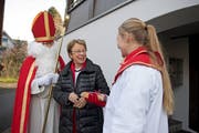 Anna Reinhard erhält einen Birnenweggen vom Samiglais und seiner Dienerin.