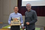 Schulpräsident Rolf Gmünder (rechts) überreicht Peter Koch ein Abschiedsgeschenk. (Bild: Monika Wick)