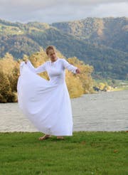 Antonia Bisig bei der Kunstperformance am Zugersee im Rahmen von Lost In Tugium 2012. (Bild: PD)