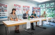 Vertreter des Nein-Komitees zur Vorlage "Lebensraum Altstadt" im Sommer an einer Medienorientierung: Astrid Straub (ganz links) und Reto Gmür (zweiter von rechts) haben an vorderster Front gegen die Vorlage gekämpft. (Archivbild: Andrea Stalder)