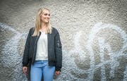 Uster ZH - Annette Fetscherin, Aadorferin Sportmoderatorin beim SRF. Foto im Stadtpark Uster.