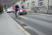 Kernfahrbahn: Die Velostreifen machen die Strasse optisch schmaler. Die Autos fahren langsamer. (Bild: Markus von Rotz (Hergiswil, 28. November 2018))