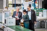 In der Küchenfabrik der Arboner Forster Swiss Home AG: Produktionsleiter Heinz Baumgarten, Firmenchefin Ipek Demirtas und Verwaltungsratspräsident Max Müller (von links). (Bild: Reto Martin (4. Mai 2018))