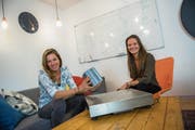 Anastasia Hofmann (links) und Naomi MacKenzie in ihrem Co-Working-Space in Zürich. (Bild: Dominik Wunderli (21. November 2018))
