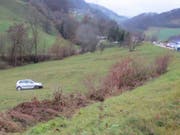 Glück hatte ein deutscher Autofahrer, der am Dienstag auf der Strasse über die Staffelegg einen Selbstunfall verursachte. Sein Auto überschlug sich mehrfach. Der Fahrer blieb unverletzt. (Bild: Handout Kantonspolizei Aargau)