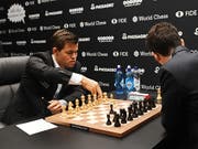 Der alte und neue Weltmeister Magnus Carlsen (links) hatte die Partien am Schlusstag jederzeit im Griff. (Bild: KEYSTONE/EPA/FACUNDO ARRIZABALAGA)