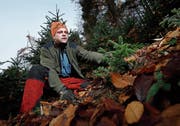 Die Bäumchen traf es am schwersten: Förster Vitus Hürlimann von der Korporation Walchwil zeigt frische Setzlinge, die gelitten haben.