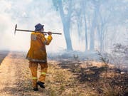 Verheerende Buschfeuer: Ein Feuerwehrmann in Deepwater bei Bundaberg, Queensland, Australien. (Bild: KEYSTONE/AP QLD Fire and Emergency)