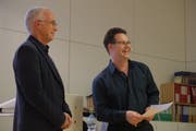 Schulpräsident Daniel Heidegger (rechts) verdankt Bruno Sutter für 35 Jahre Tätigkeit in der Volksschulgemeinde Tägerwilen. (Bild: Isabelle Merk)